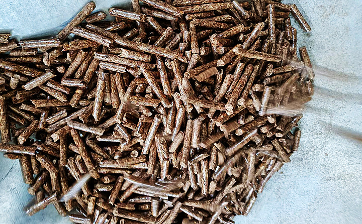 用木屑顆粒機生產線制作成生物質顆粒燃料 用木屑顆粒機生產線制作成生物質顆粒燃料